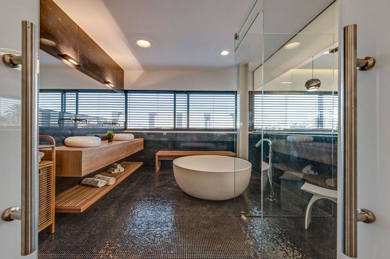 Lavabo đôi tròn màu trắng được làm bằng sứ giúp làm không gian trở nên ấn tượng hơn