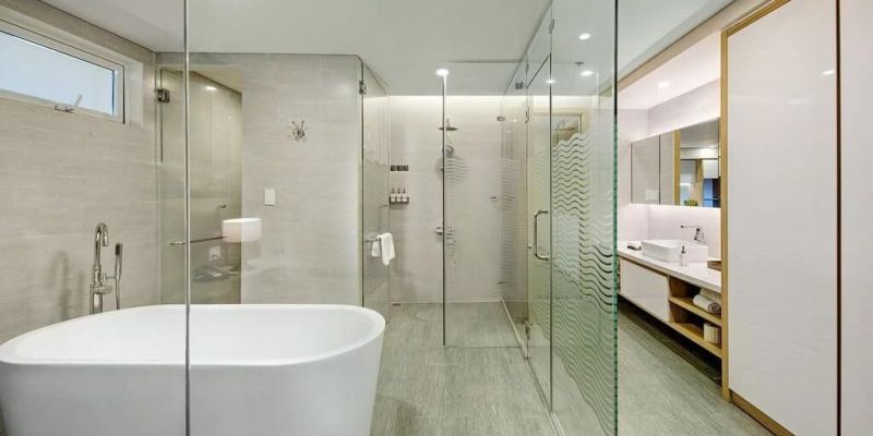 Sử dụng kính cường lực trang trí nhà vệ sinh giúp không gian phòng tắm sang trọng hơn