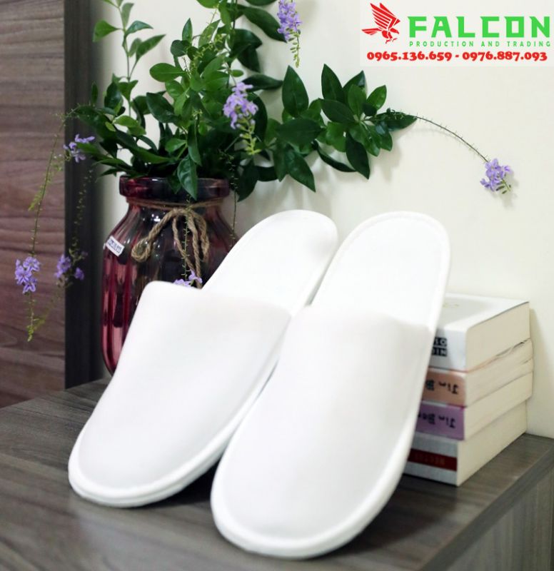 Dép đi trong phòng khách sạn