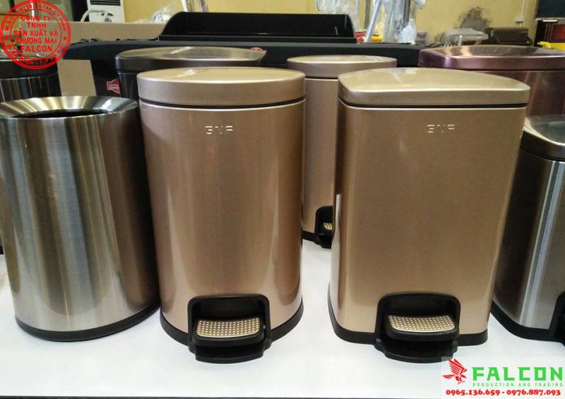 Thùng rác trong phòng khách sạn