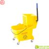 Xe đẩy dọn vệ sinh trong khách sạn